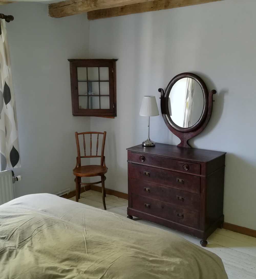 Le gîte dispose de cinq chambres confortables équipées de literie moderne.