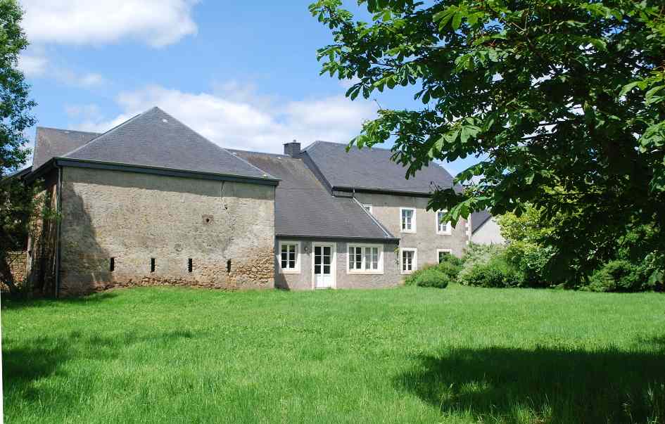 Le jardin dispose d'une grande terrasse et offre des coins ombragés agréables ainsi que de l'espace pour les jeux. Connexion directe à la nature!