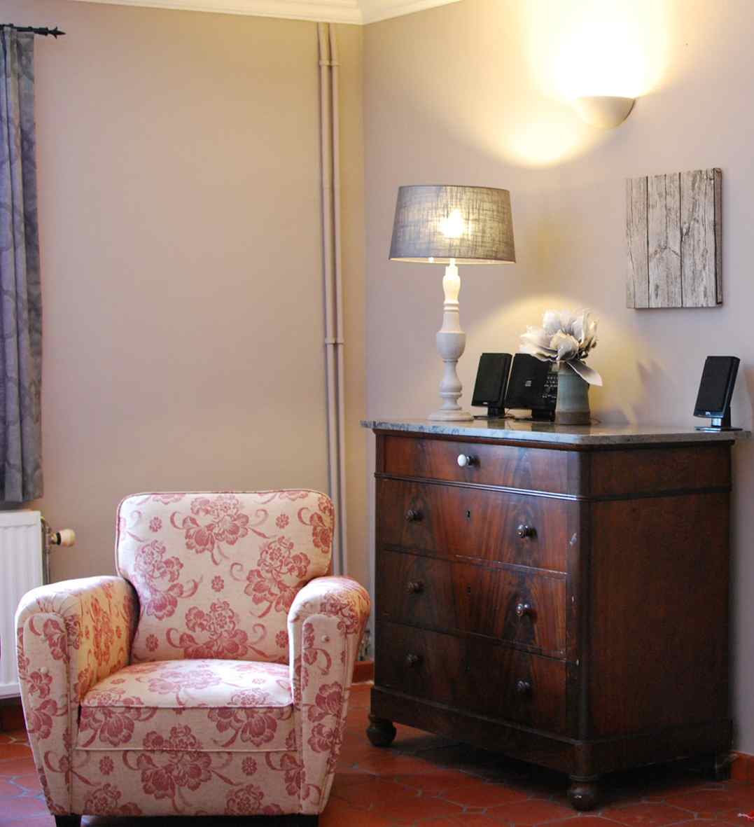 Un grand salon commun avec poêle à bois. Un second salon-bibliothèque qui permet d'organiser des jeux de société près d'un feu ouvert. Une salle TV équipée d'un lecteur de DVD.