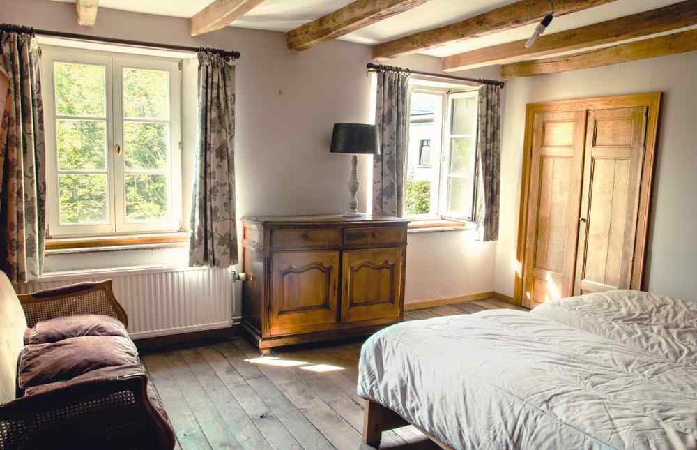 Deux lits simples, deux fenêtres et deux grands placards