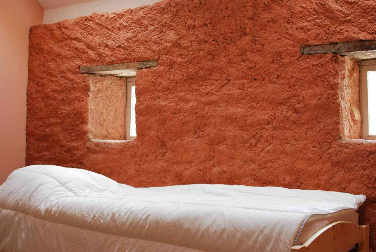 Un lit simple et deux lits superposés dans les anciennes granges